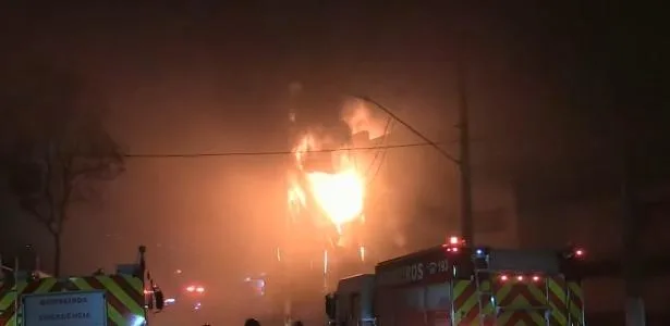 Incêndio atinge edifício comercial na Avenida do Estado, em SP