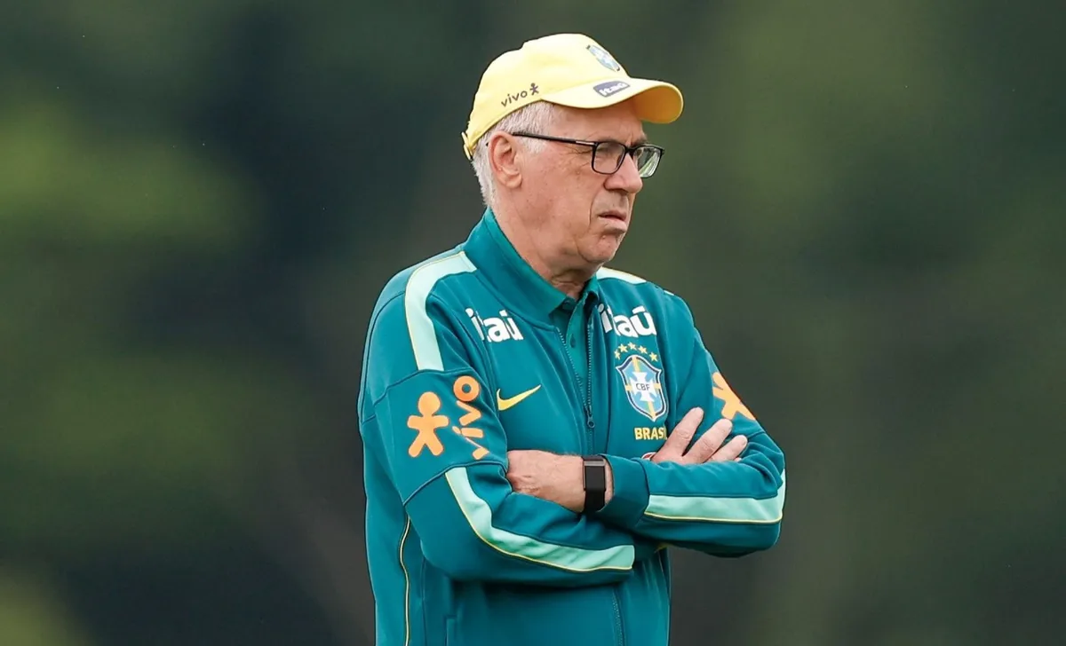 Ancelotti "pune" jogadores com flexões após erros em finalizações