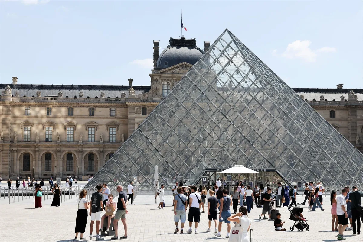 A un año del gran robo, el Louvre necesita “un gran plan” de renovación y transformación