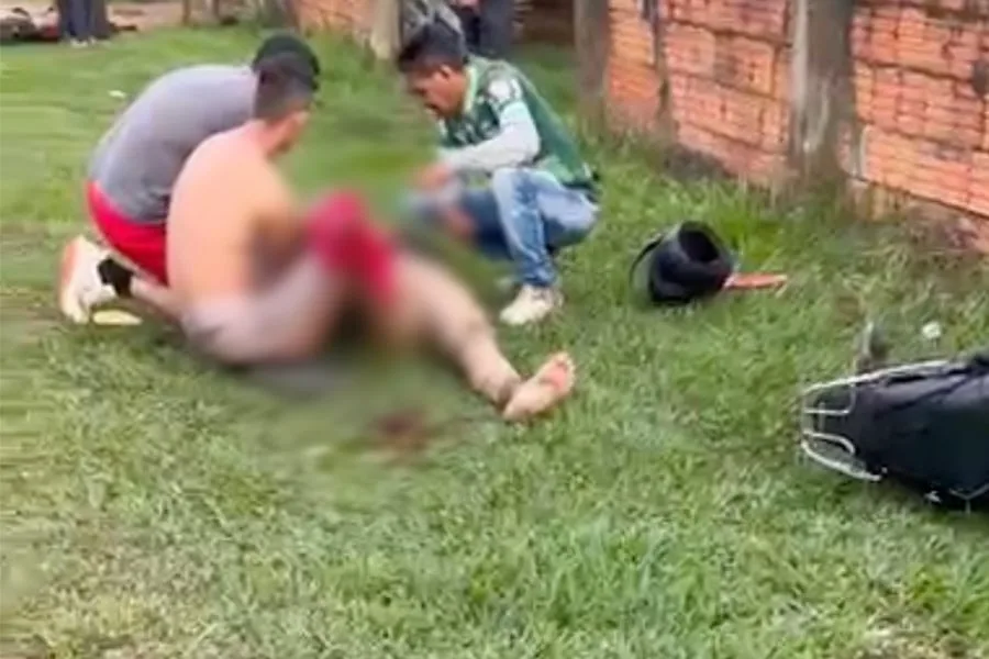 Colisão entre carro e moto deixa jovem com pé amputado na Vila Acre