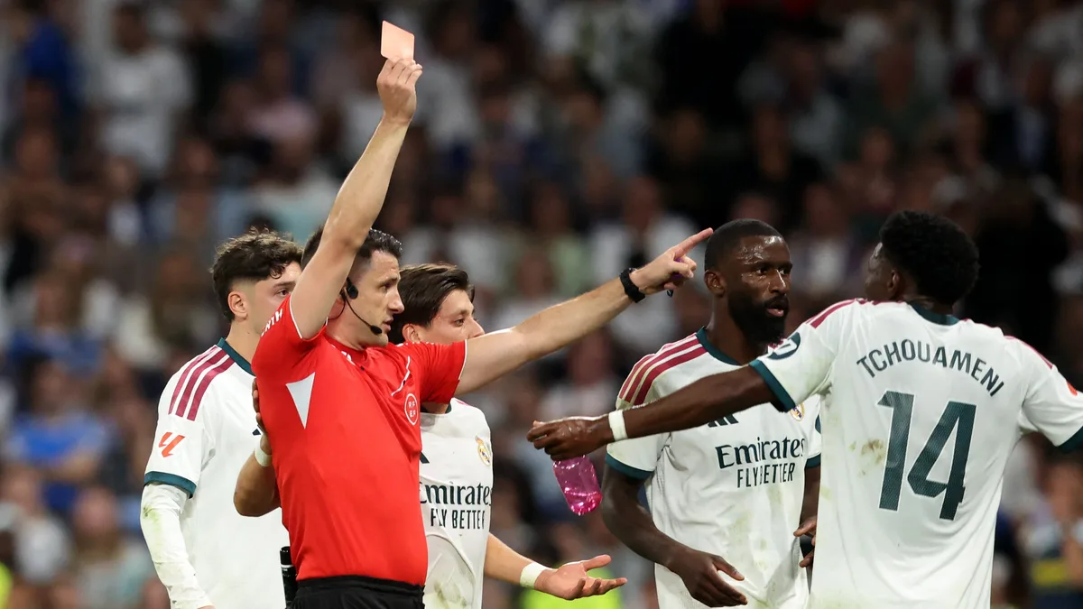 La posible sanción a Vinicius por el agarrón de pelo a Saliba en el partido ante el Villarreal: podría peligrar el Clásico