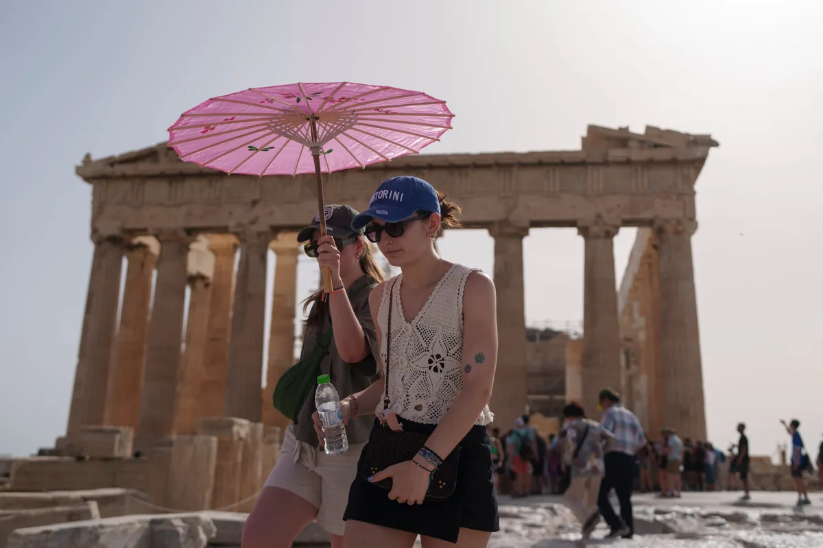 El calor extremo golpea Grecia y obliga a los turistas a buscar nuevas formas de protegerse