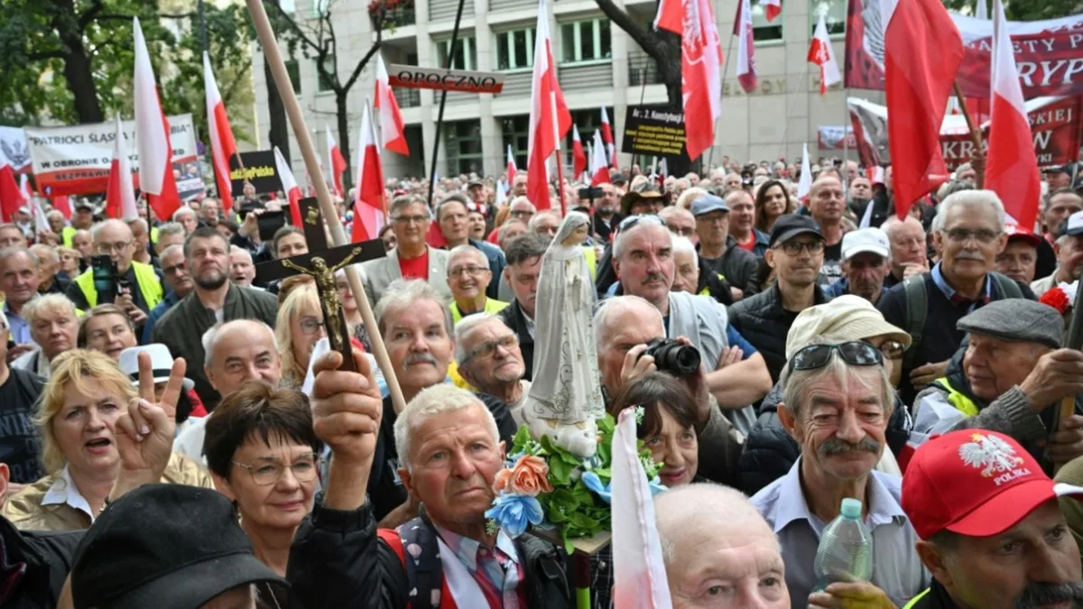 Konflikt um Verfassungsgericht: Rechte Opposition demonstriert in Warschau