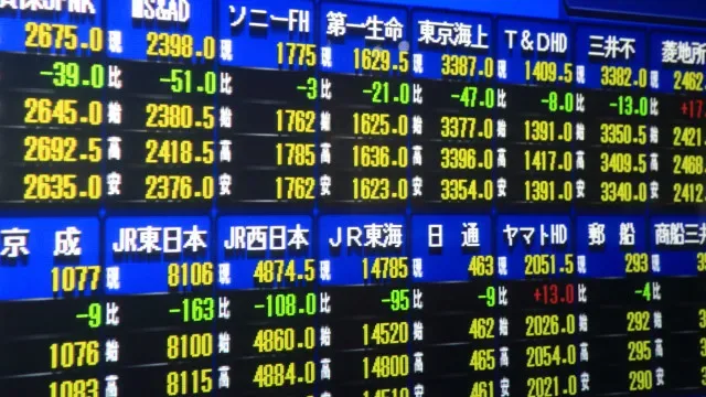 Bolsa de Tóquio abre com Nikkei a cair 3,3%
