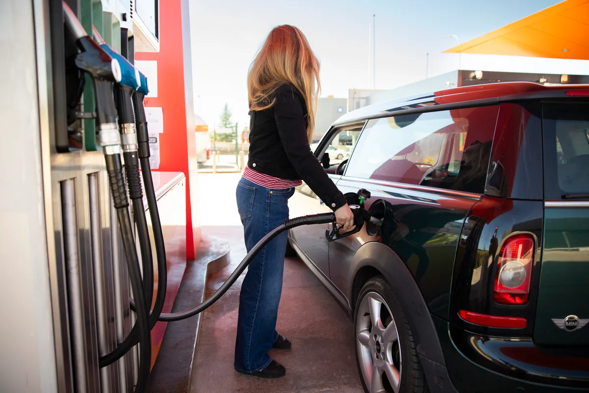 La ayuda del Gobierno no contiene la escalada: llenar el depósito es hoy 12,5 euros más caro que hace un año en gasolina y casi 23 en diésel