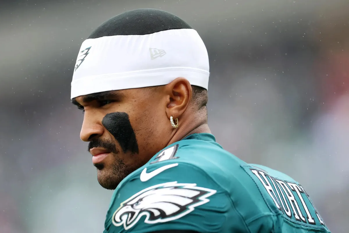 Jalen Hurts queda fuera indefinidamente por un coágulo; Eagles pierden a su quarterback estrella