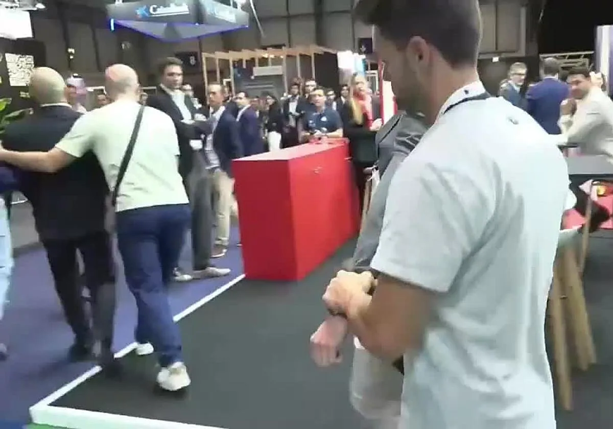 Activistas lanzan bombas fétidas contra Ayuso y Almeida en la feria inmobiliaria The District