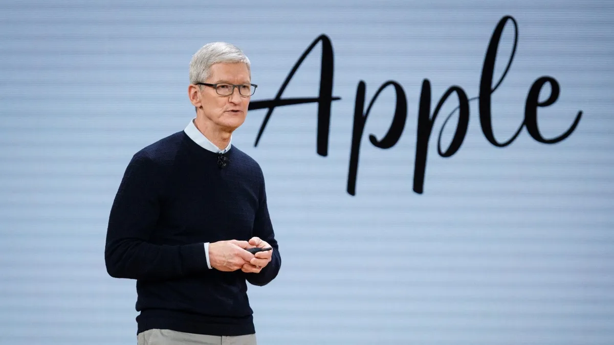 Tim Cook passe le relais après 15 ans à la tête d’Apple et livre son dernier message