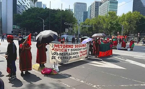 Integrantes del Movimiento Triqui bloquean Reforma e Insurgentes tras accidente que lesionó a mujer; exigen atención al caso