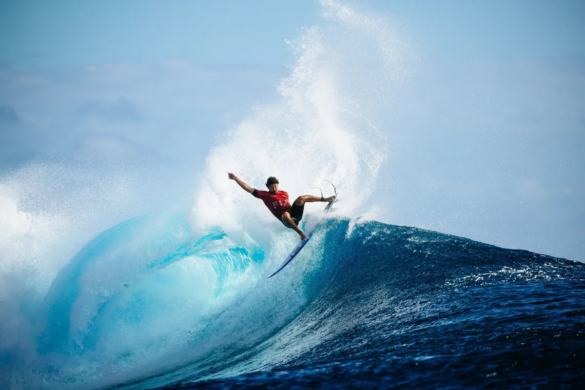 Vice-líder da WSL, Yago Dora vence bateria 100% brasileira e vai às oitavas em Cloudbreak