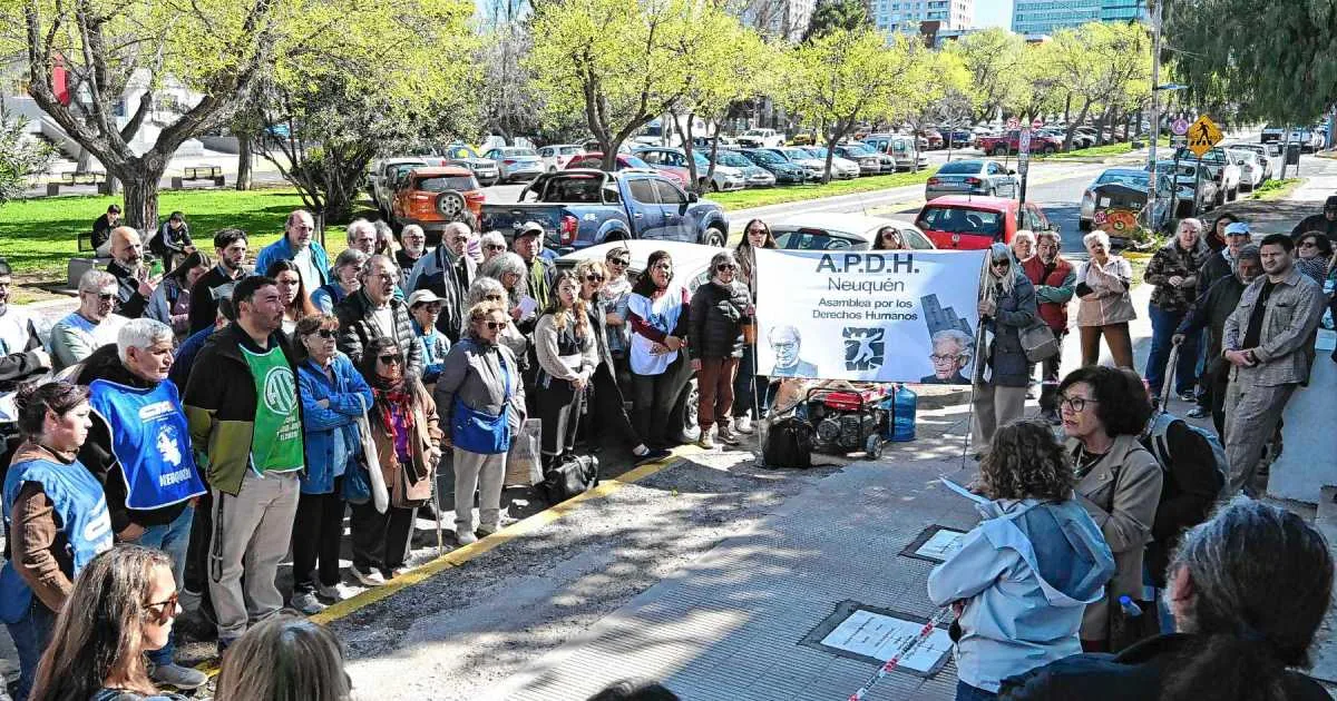 A 50 años de La noche de los Lápices, repusieron las baldosas vandalizadas en el secundario San Martín de Neuquén