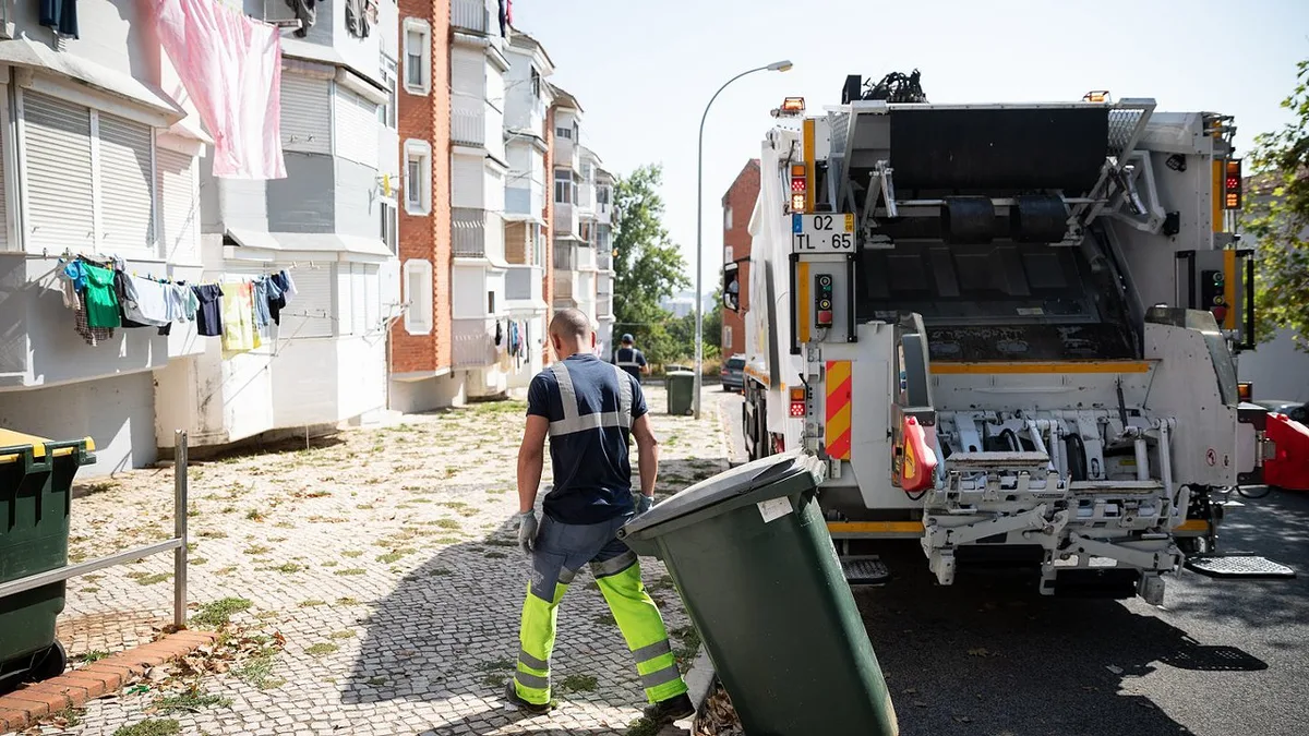 Mulher morre atropelada por camião do lixo em Lisboa