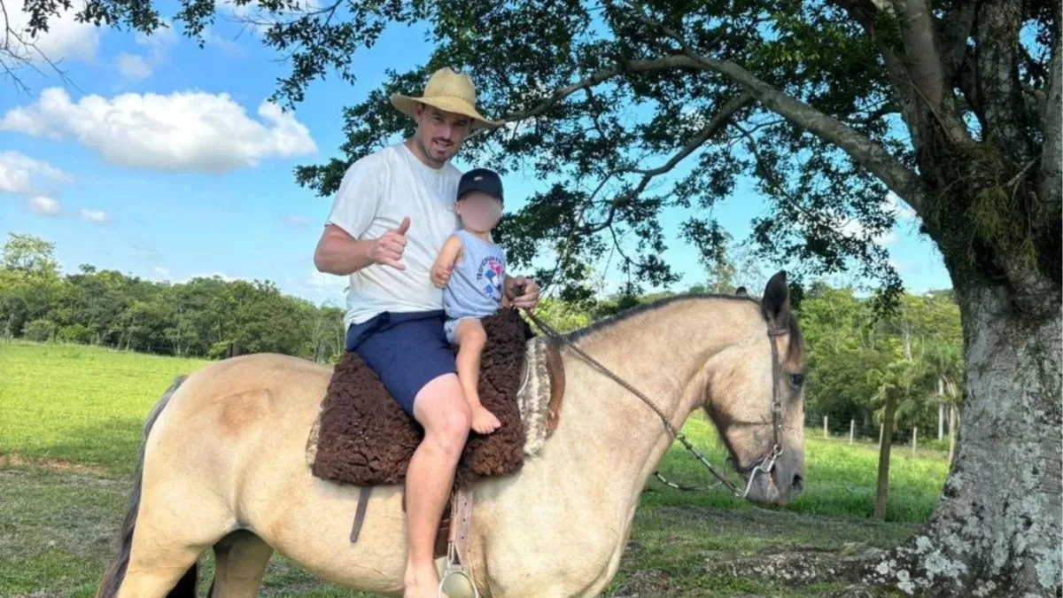 ‘Dia mais difícil da minha vida’: pai pública relato emocionante nas redes sociais após morte de filho de 2 anos que passou mal em escola de SC