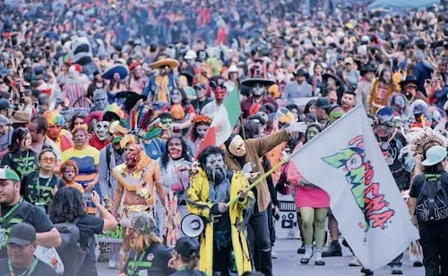 “Es ya una tradición disfrazarnos de zombies”; miles toman el Centro