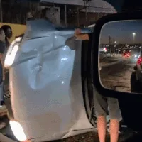 Carro é fechado, sobe em meio-fio e tomba na Av. Mascarenhas