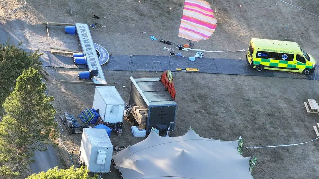 Um morto e seis feridos após queda de pórtico em festival no Reino Unido