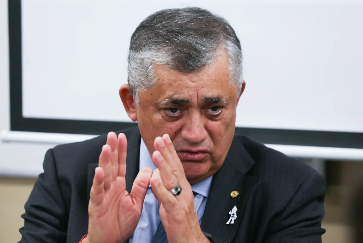 Desentendimento no PT ajudou a adiar votação da PEC da Segurança, diz José Guimarães