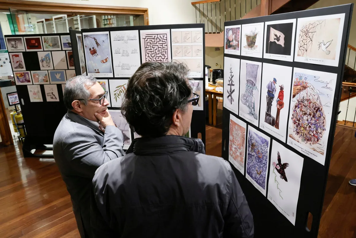 Caricaturistas de 52 países exponen en Bogotá su visión de la guerra en “La paz sin palabras”