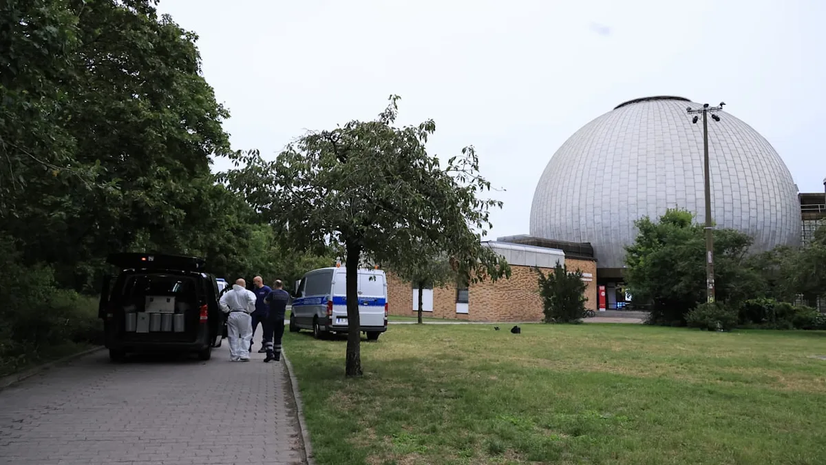Berliner Mordkommission ermittelt - Spaziergänger entdeckt Frauenleiche am Planetarium