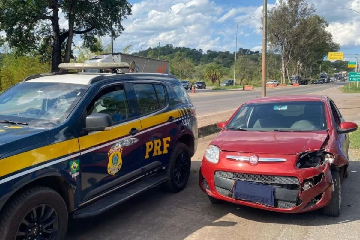 Motorista sem CNH foge da PRF em carro roubado e é preso na Grande BH