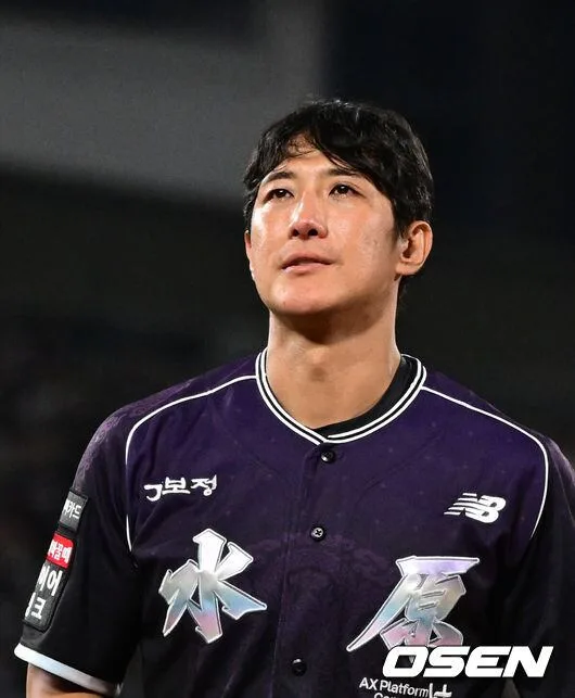 ‘우승캡틴의 귀환’ 황재균 진짜 3점차에 나타났다! 대타 삼진→3루수 깜짝 소화…울컥한 39세 철인, 야구팬들에 작별 고하다 [오!쎈 수원]