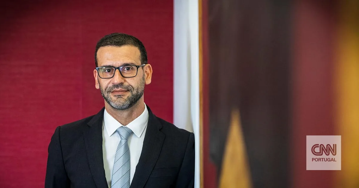 "É particularmente negativo para a imagem do ministro e do Governo": as contradições no caso da PJ