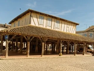 Cette cité médiévale, modèle des bastides du Sud-Ouest, est un des plus beaux villages de France