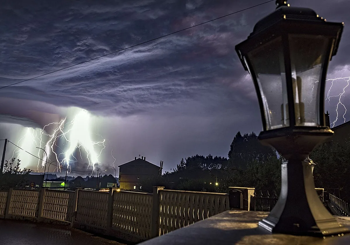 Lugo se queda sin semáforos ni alumbrado en varios puntos tras una intensa tormenta