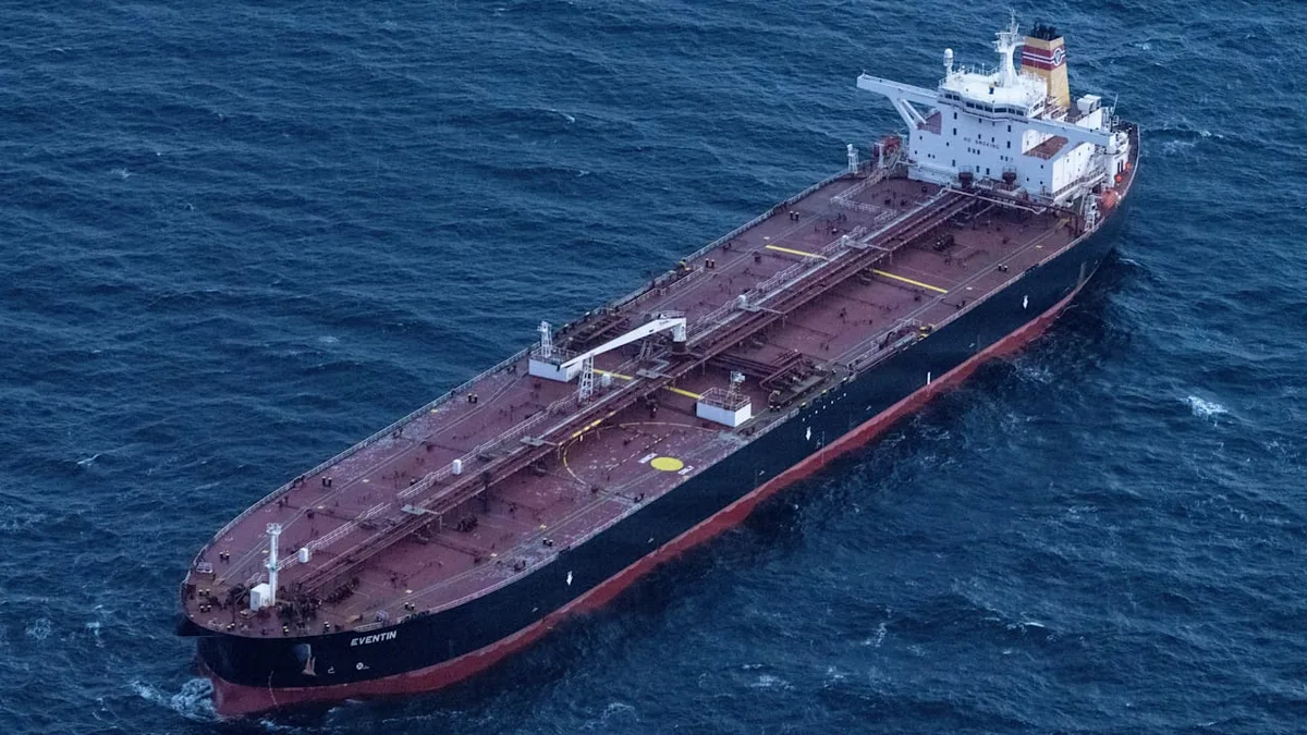 Zwischenfall vor Rügen - Tanker mit Öl aus Russland treibt auf der Ostsee