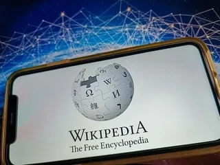 Le jeu WikiMasters transforme les pages Wikipédia en un véritable jeu de cartes à collectionner