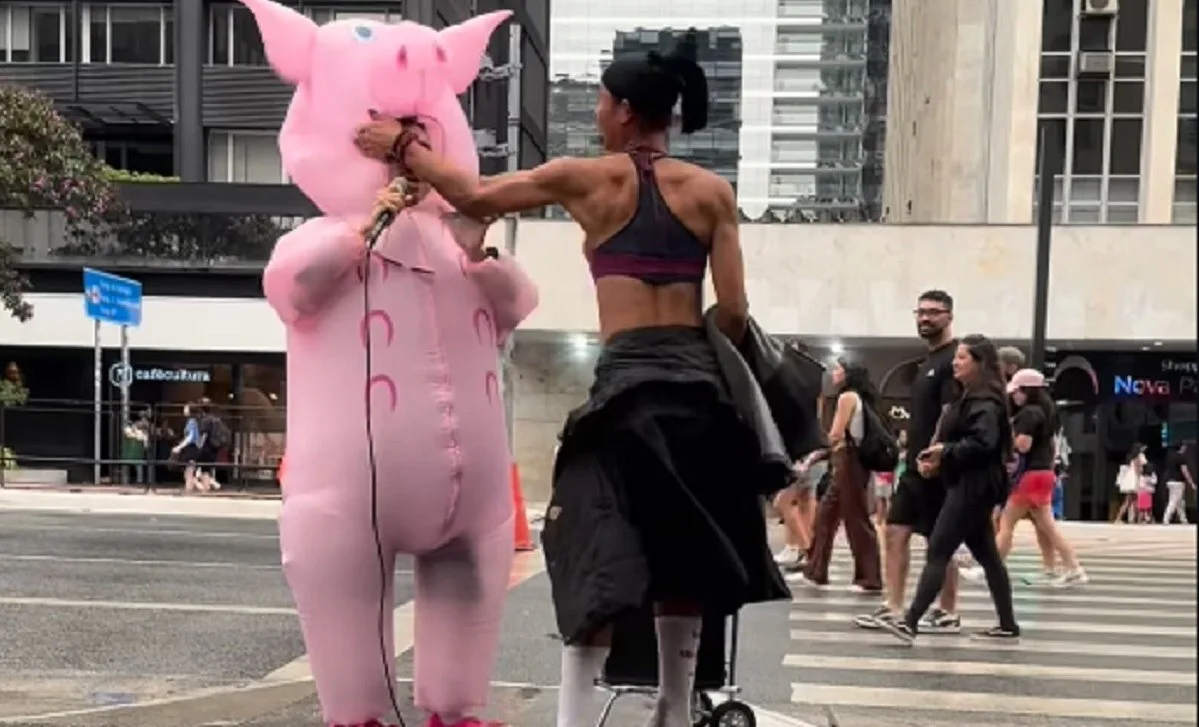 ‘Porquinho da Paulista’ leva tapa no rosto de mulher na Paulista; veja vídeo