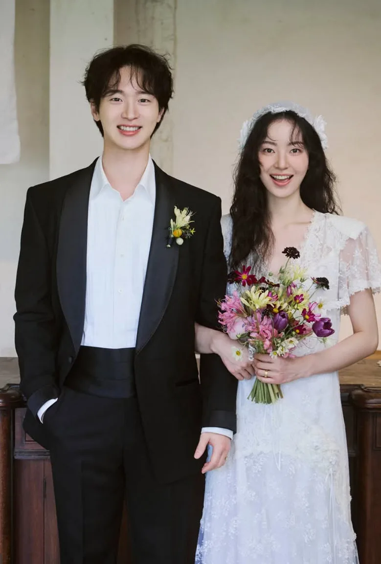 ‘10월 결혼’ 장동윤♥김승윤 로맨틱 웨딩 화보…뮤비 한 장면 같네