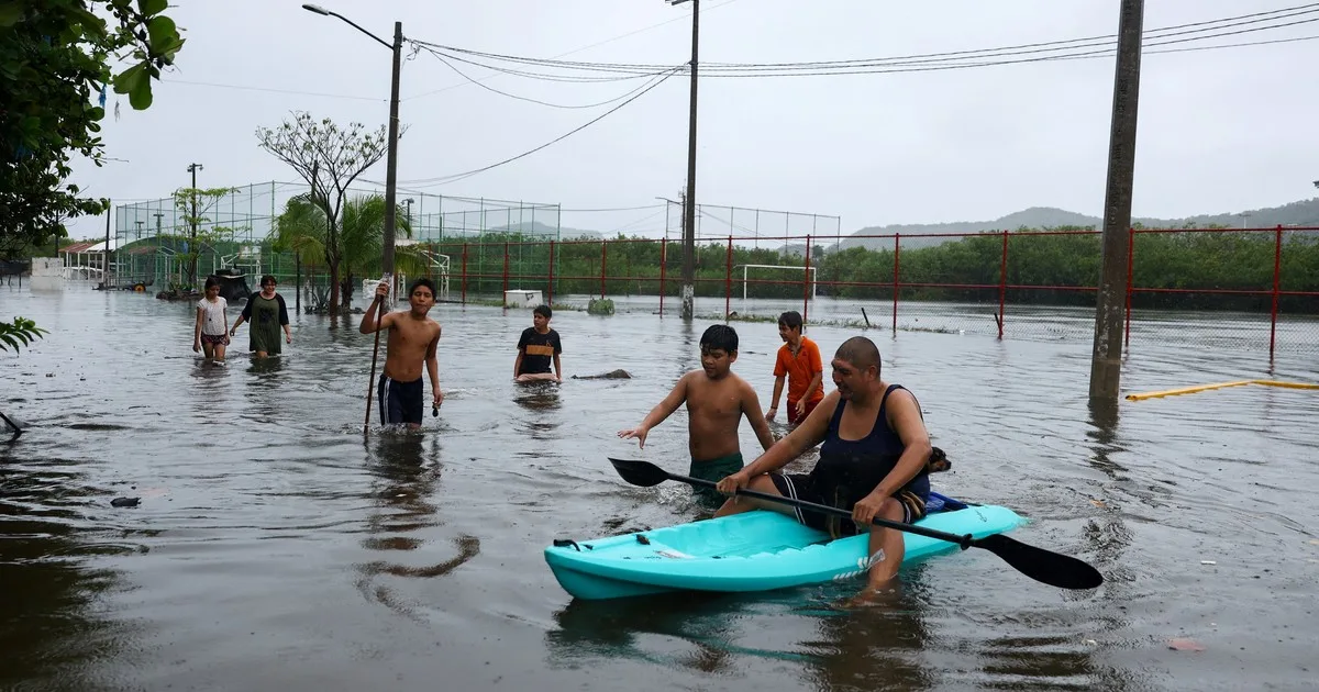 El huracán Simón azota centros turísticos y pueblos vulnerables a lo largo de la costa del Pacífico de México