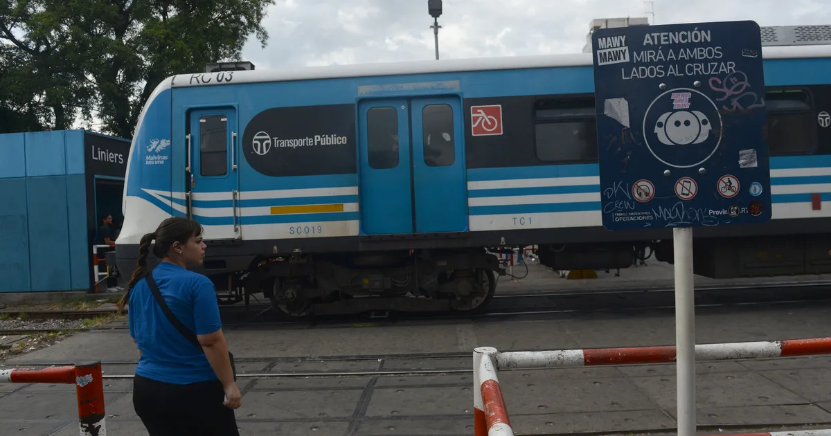 Problemas en el tren Sarmiento: una formación chocó con un auto y hay demoras y cancelaciones