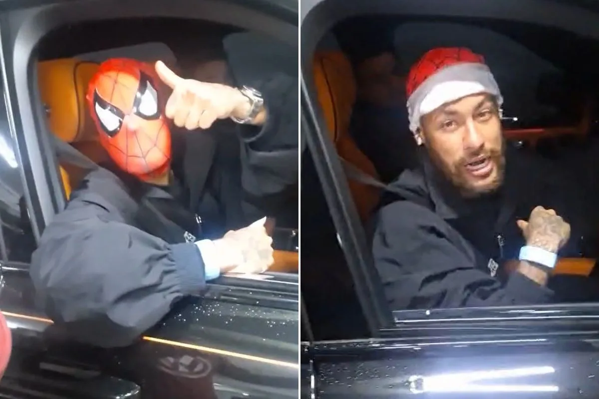 Neymar de Homem-Aranha? Fã encontra jogador com máscara do super-herói; VÍDEO
