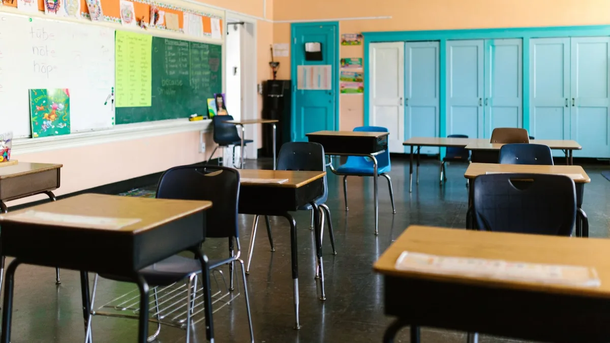 ¿Habrá clases mañana martes 13 de octubre? SEP informa sobre las actividades debido al Huracán Simón y el ciclón Rachel