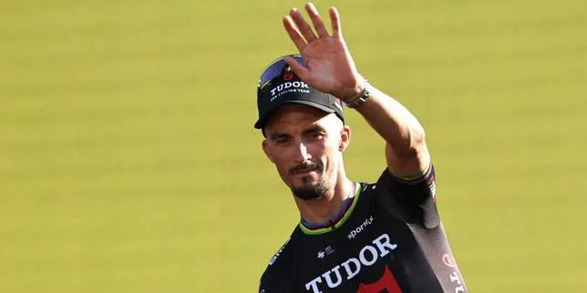 Julian Alaphilippe, double champion du monde et figure emblématique du cyclisme français, annonce la fin de sa carrière