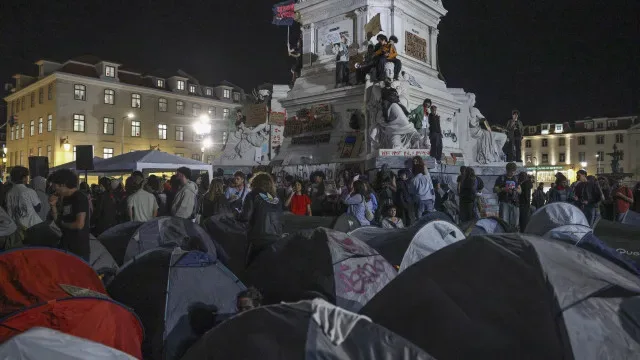 Manifestantes em Lisboa mantêm protesto no Rossio