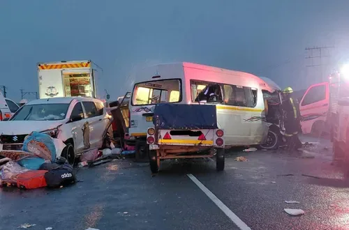 DEVELOPING | Horror crash leaves multiple people dead on N1 in Western Cape