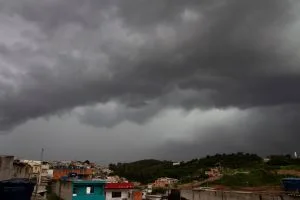 Defesa Civil de SP emite alerta severo para chuva forte; temporal persiste no dia