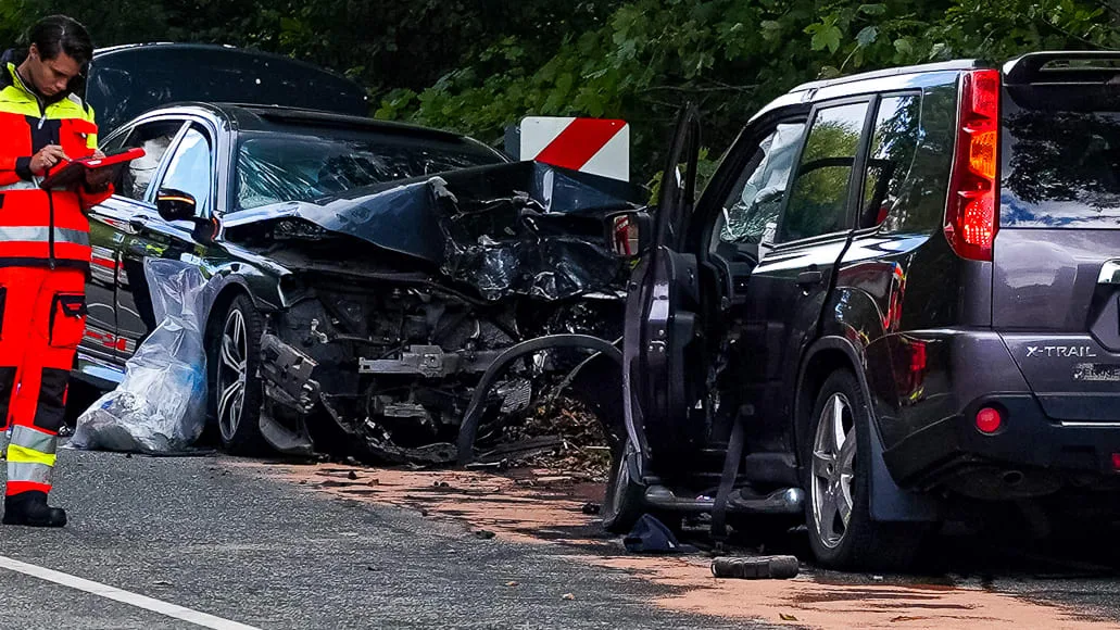 Sechs Menschen im Krankenhaus - 17-Jährige stirbt bei Frontal-Crash auf Landstraße