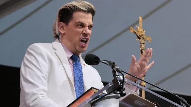 Provocador britânico de extrema-direita Milo Yiannopoulos detido pelo ICE