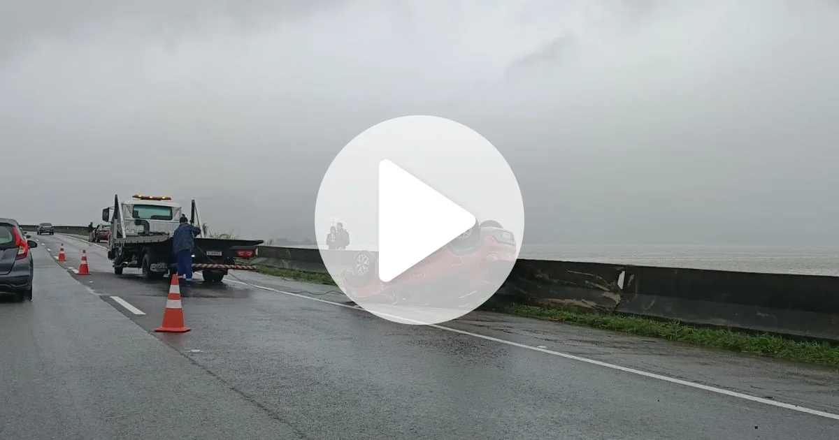 VÍDEO: Acidente com carro capotado provoca longa fila e bloqueio na BR-101 em SC