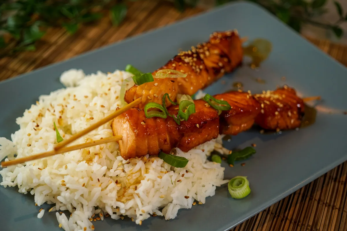 Receta de satay de pollo con salsa de cacahuete, las sabrosas brochetas típicas de la cocina tailandesa