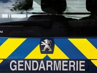 Une enquête ouverte après des jets de projectiles sur un véhicule de la gendarmerie et un camping-car en Mayenne