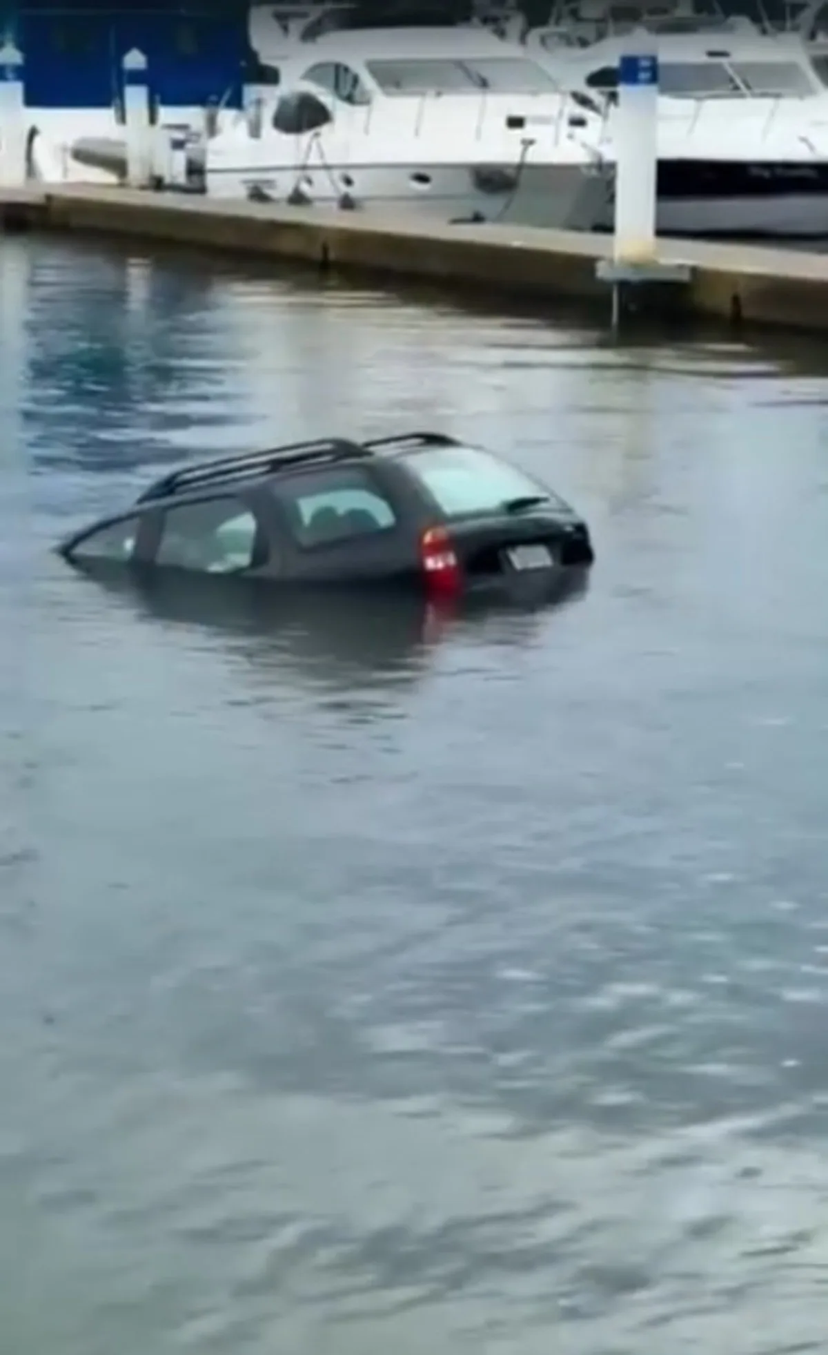 Carro cai no mar na Praia da Ribeira, em Angra dos Reis