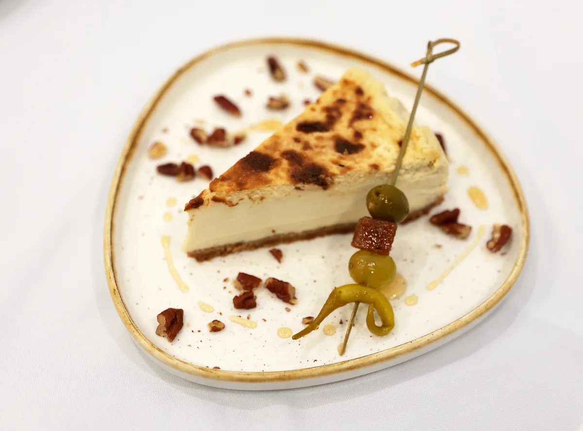 La mejor tarta de queso de Madrid en 2026 lleva cuatro quesos y una gilda como toque castizo
