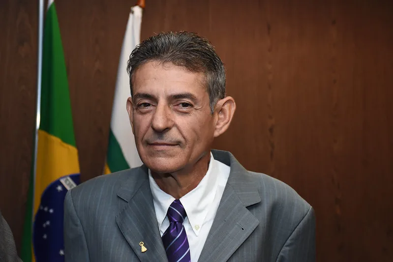 Juiz que bebeu vinho em sessão tem afastamento do cargo confirmado no TJ-MG e no CNJ