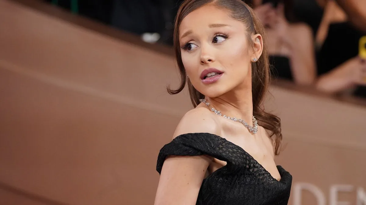 Konzerte in London: Verletzung am Fuß: Ariana Grande tritt ohne hohe Schuhe auf
