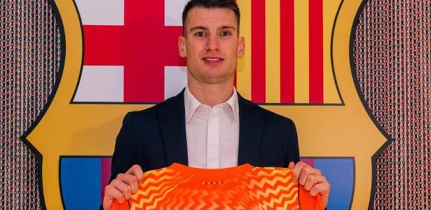 Barcelona anuncia goleiro que foi algoz do Brasil na Copa de 2022